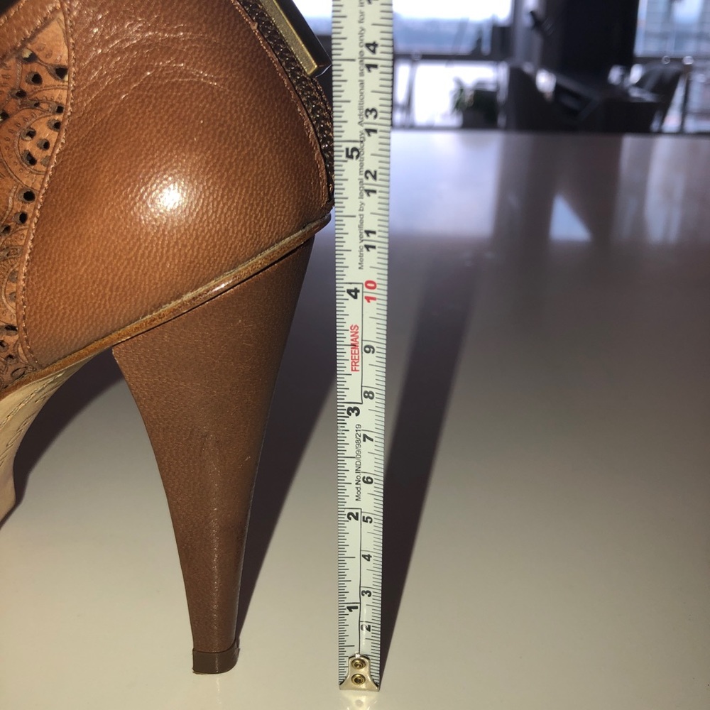 Boutique 9 leather cut out bootie size 6 - Picture 4 of 4